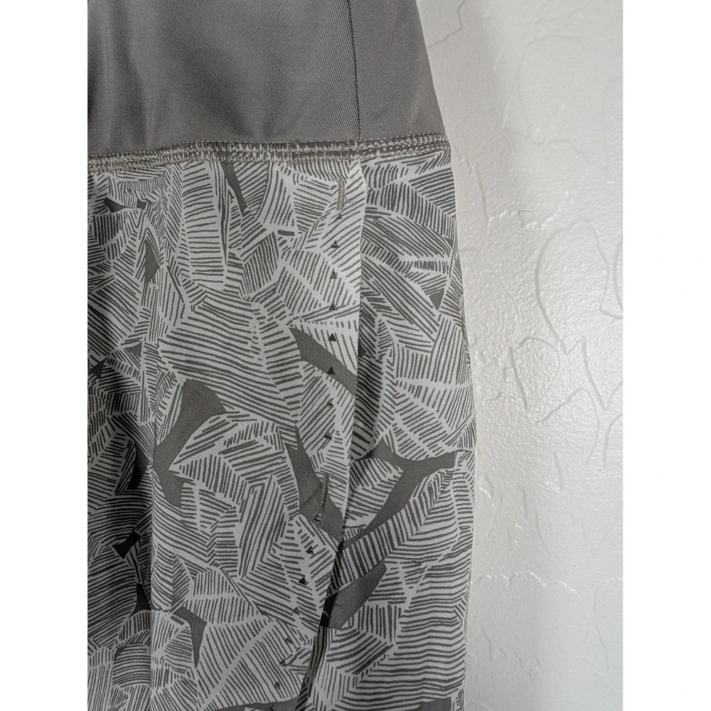 Athleta Shorts Womens XL‎ Gray Leaf Print Lined Athletic Run Hiking Zip Pocket